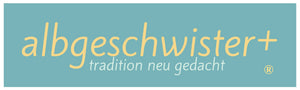 albgeschwister+  eingetragenes Warenzeichen, albgeschwister+ auf hellem grünblauen Hintergrund mit Schrift tradition neu gedacht in gelb